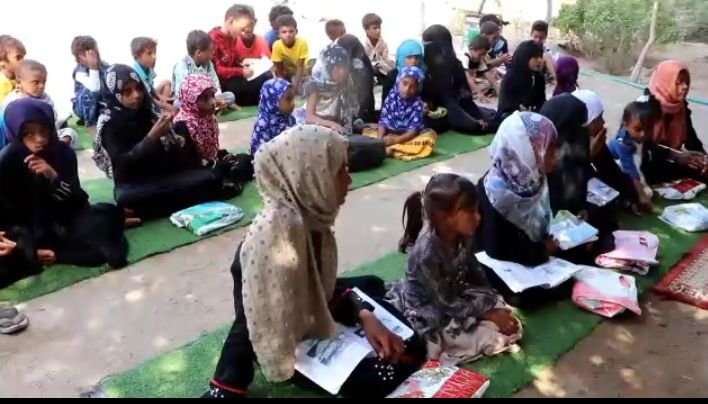 أطفال تهامة يدرسون تحت الاشجار